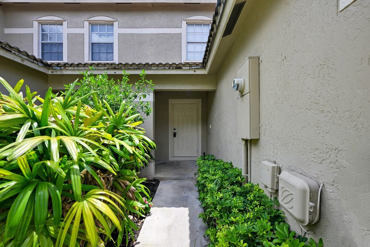 8658 S Southgate Shores Cir - Photo 2 of 24