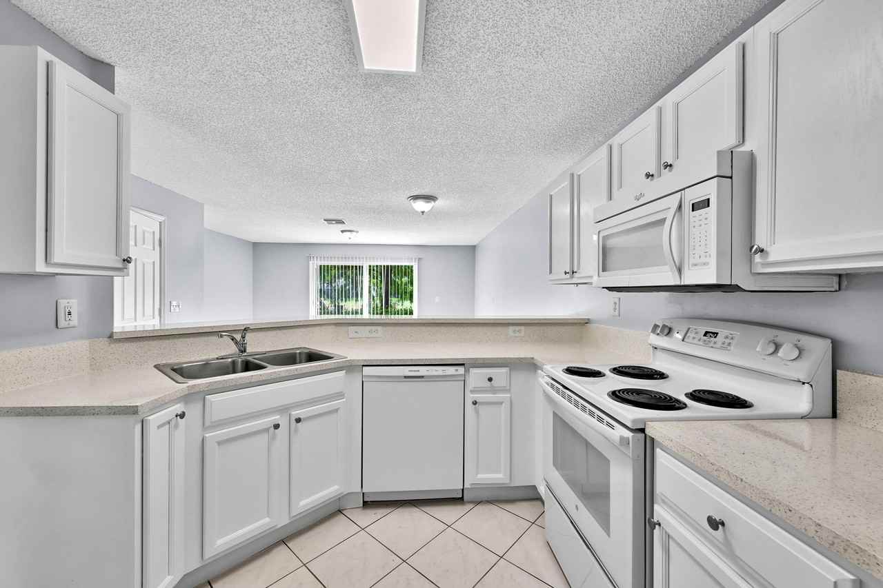8658 S Southgate Shores Cir - Photo 3 of 24