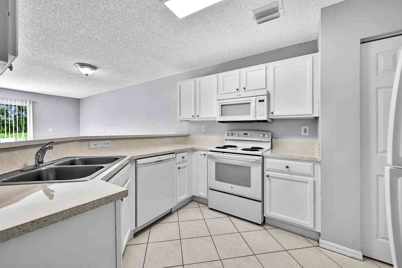 8658 S Southgate Shores Cir - Photo 4 of 24