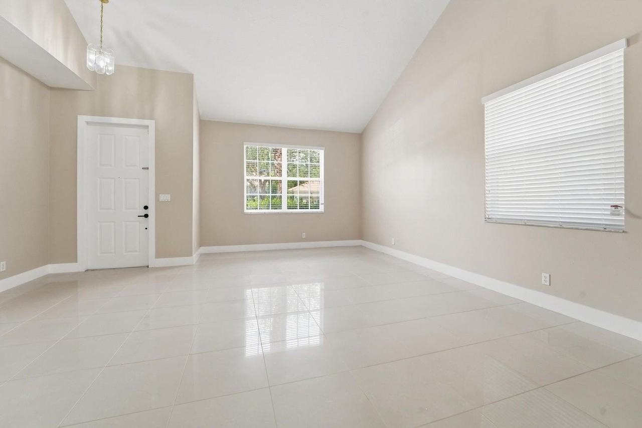1780 Pierside Cir - Photo 4 of 11