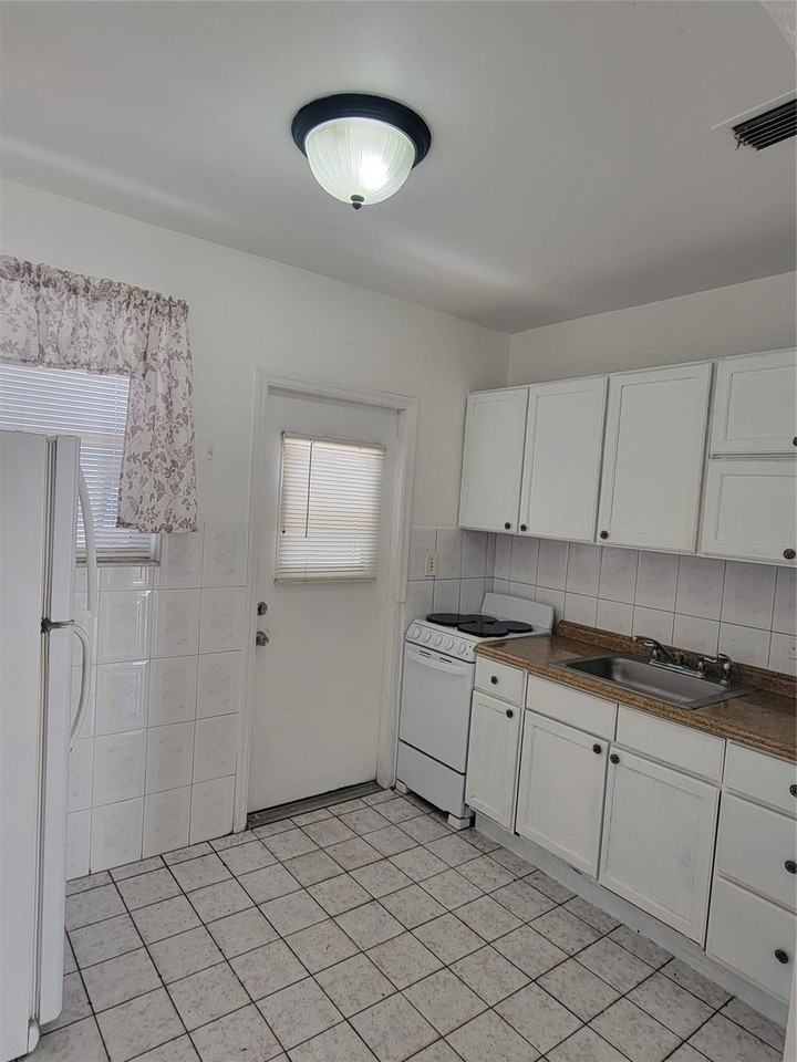 1822 Johnson St - Photo 7 of 12