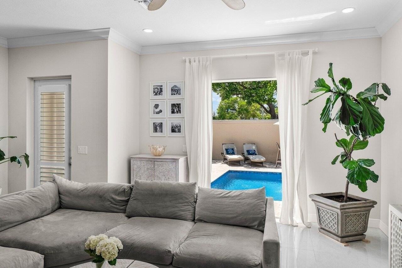 605 Avenue H - Photo 3 of 37