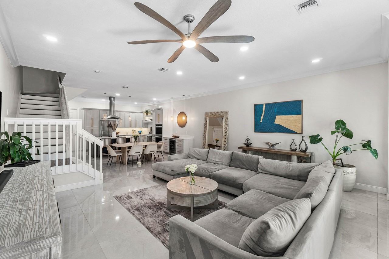605 Avenue H - Photo 5 of 37