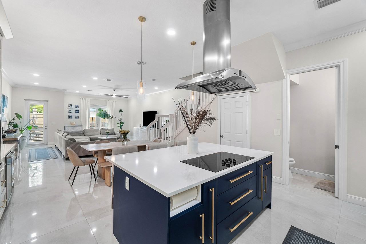 605 Avenue H - Photo 6 of 37