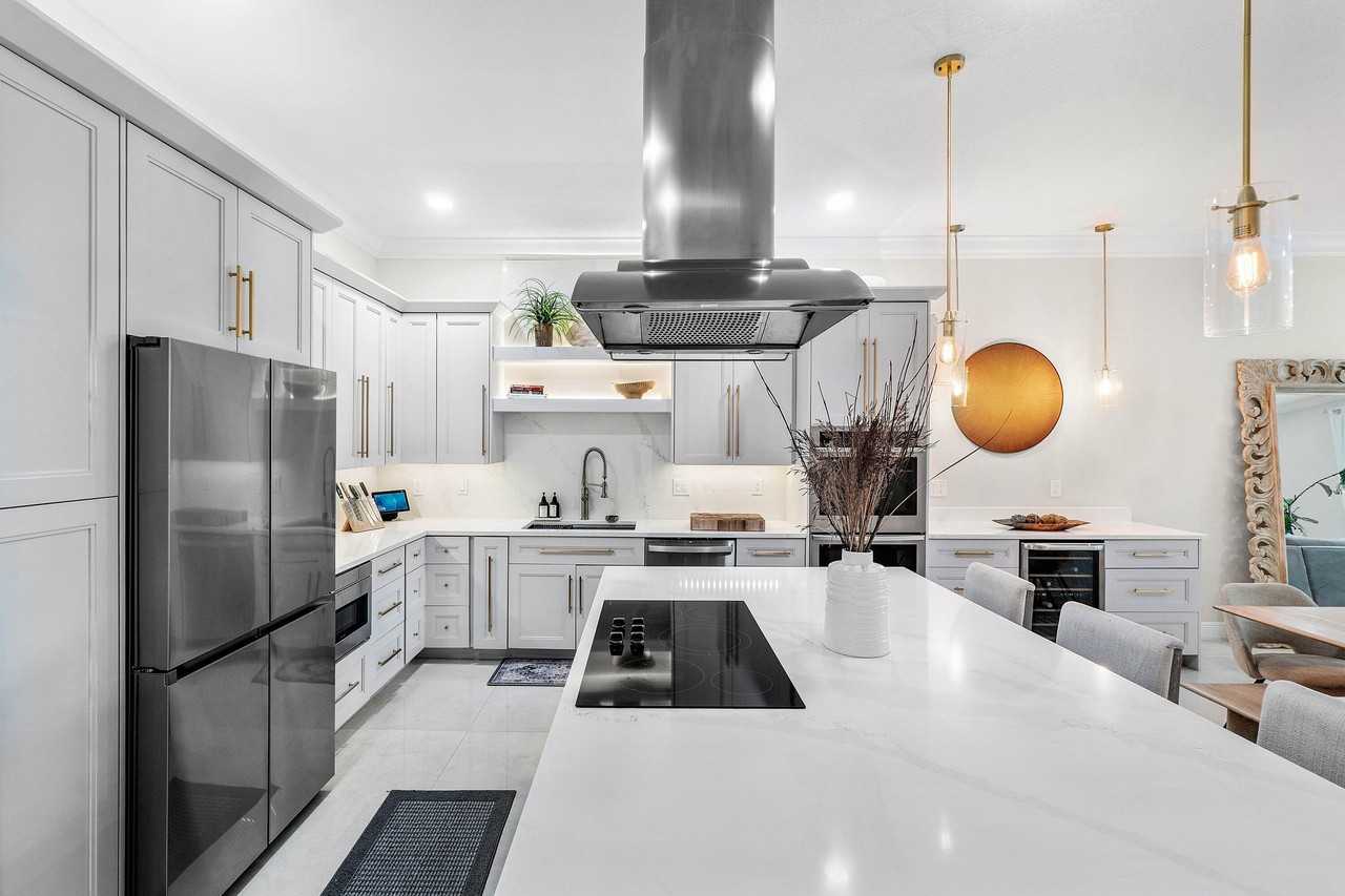 605 Avenue H - Photo 7 of 37