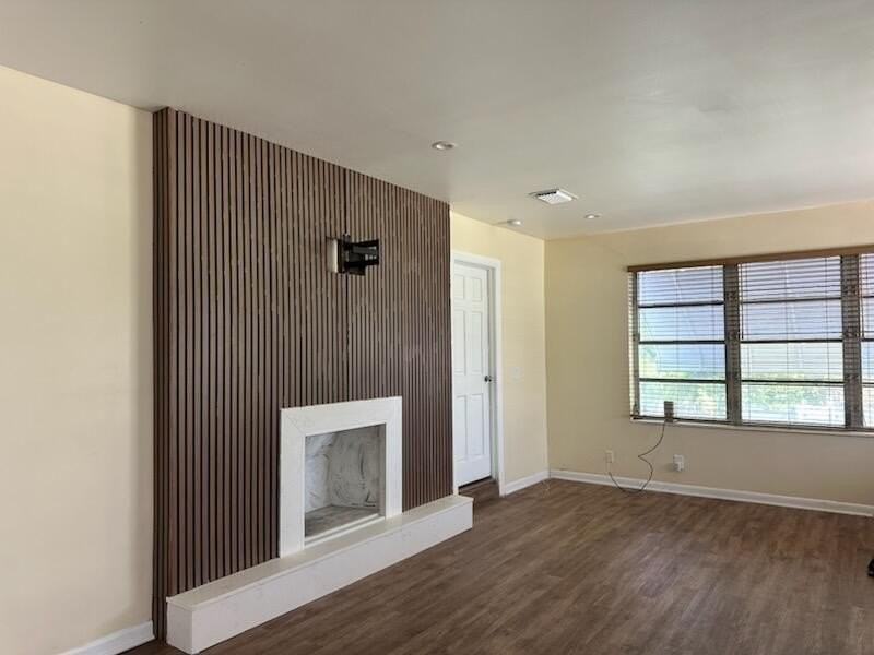 913 N B St - Photo 2 of 14