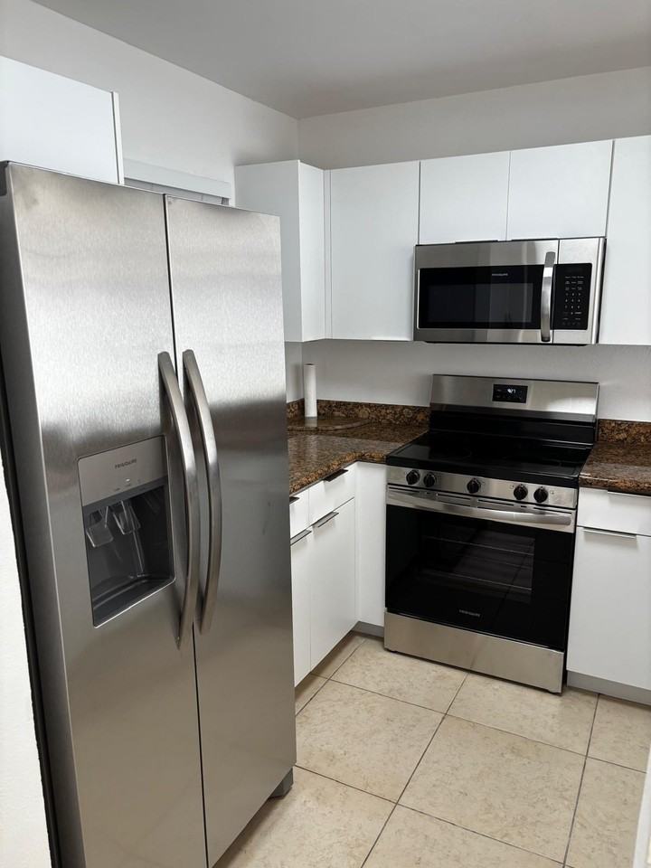 1515 Lake Crystal Dr #B - Photo 3 of 31