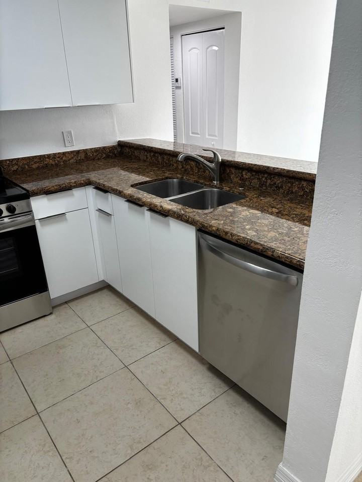 1515 Lake Crystal Dr #B - Photo 4 of 31