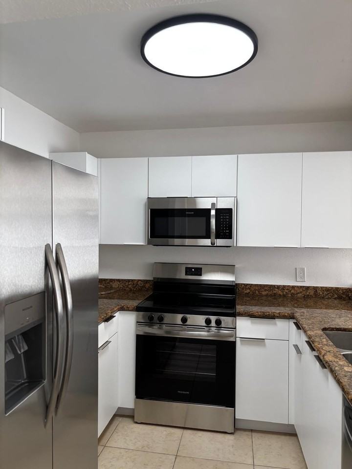 1515 Lake Crystal Dr #B - Photo 5 of 31