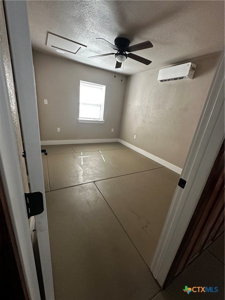 1607 N Saint Joseph St #B - Photo 4 of 6