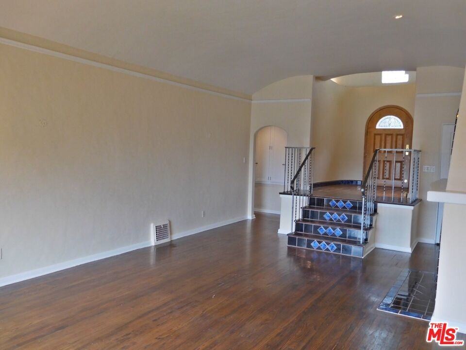 1621 Silverwood Ter - Photo 2 of 8