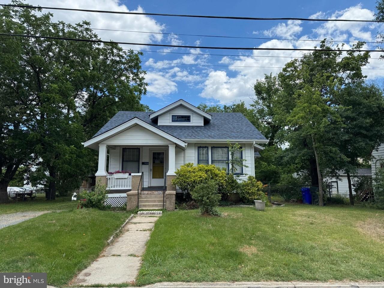 8803 48th Ave - Photo 2 of 31