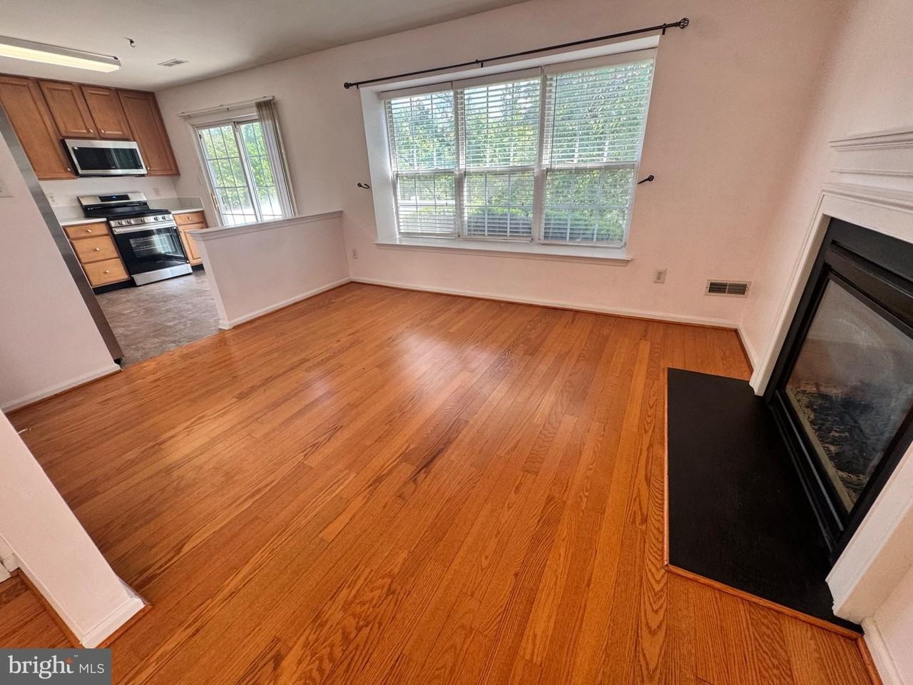 4205 Buxmont Rd - Photo 7 of 33