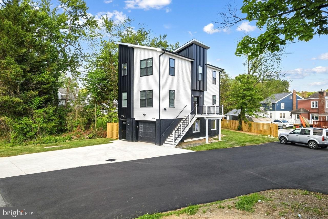 2370 Randolph St - Photo 2 of 33