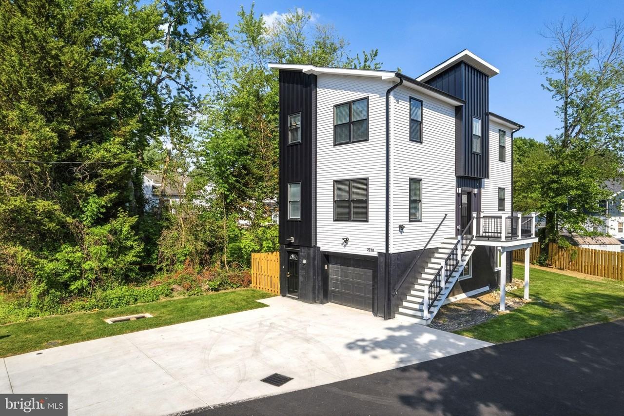 2370 Randolph St - Photo 3 of 33