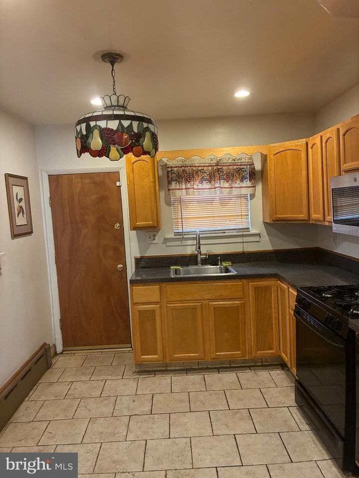 2218 S Beechwood St - Photo 4 of 10