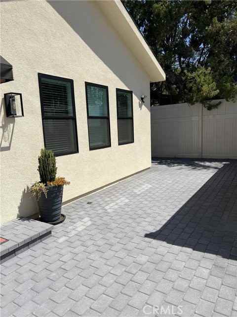 12243 Califa St - Photo 2 of 8