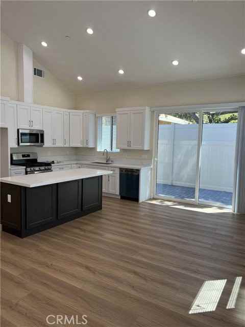 12243 Califa St - Photo 3 of 8