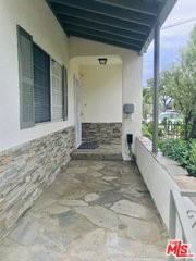 304 W Hillcrest Blvd - Photo 2 of 8