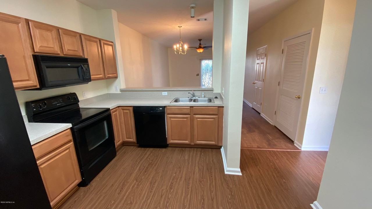 565 Scrub Jay Dr - Photo 5 of 17