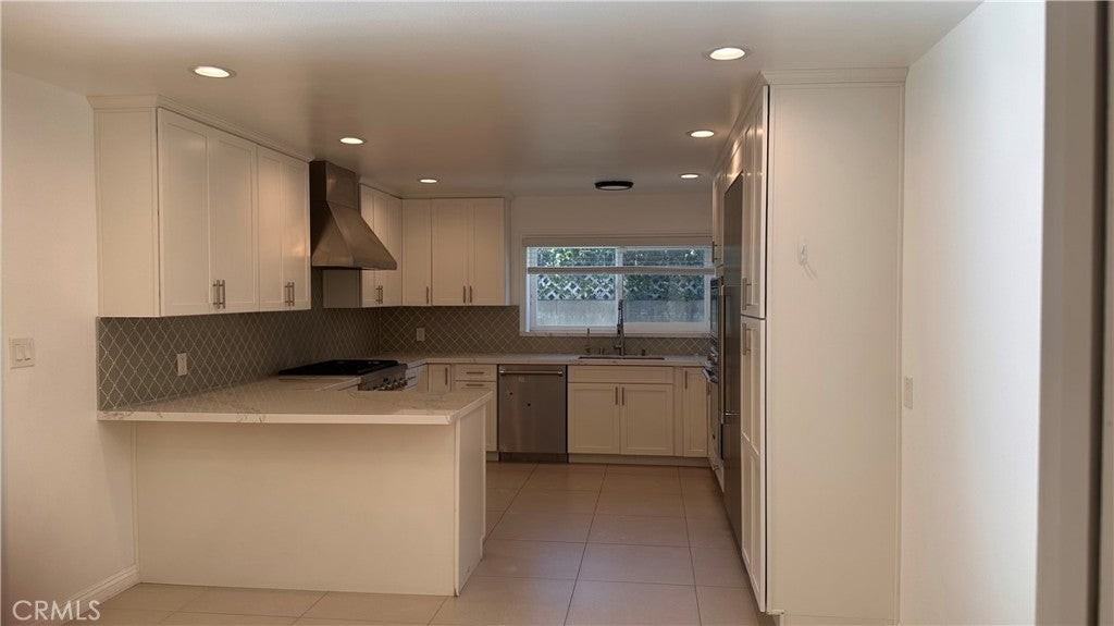 1119 Mayflower Ave - Photo 4 of 17