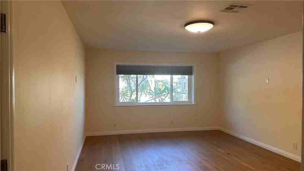 1119 Mayflower Ave - Photo 6 of 17