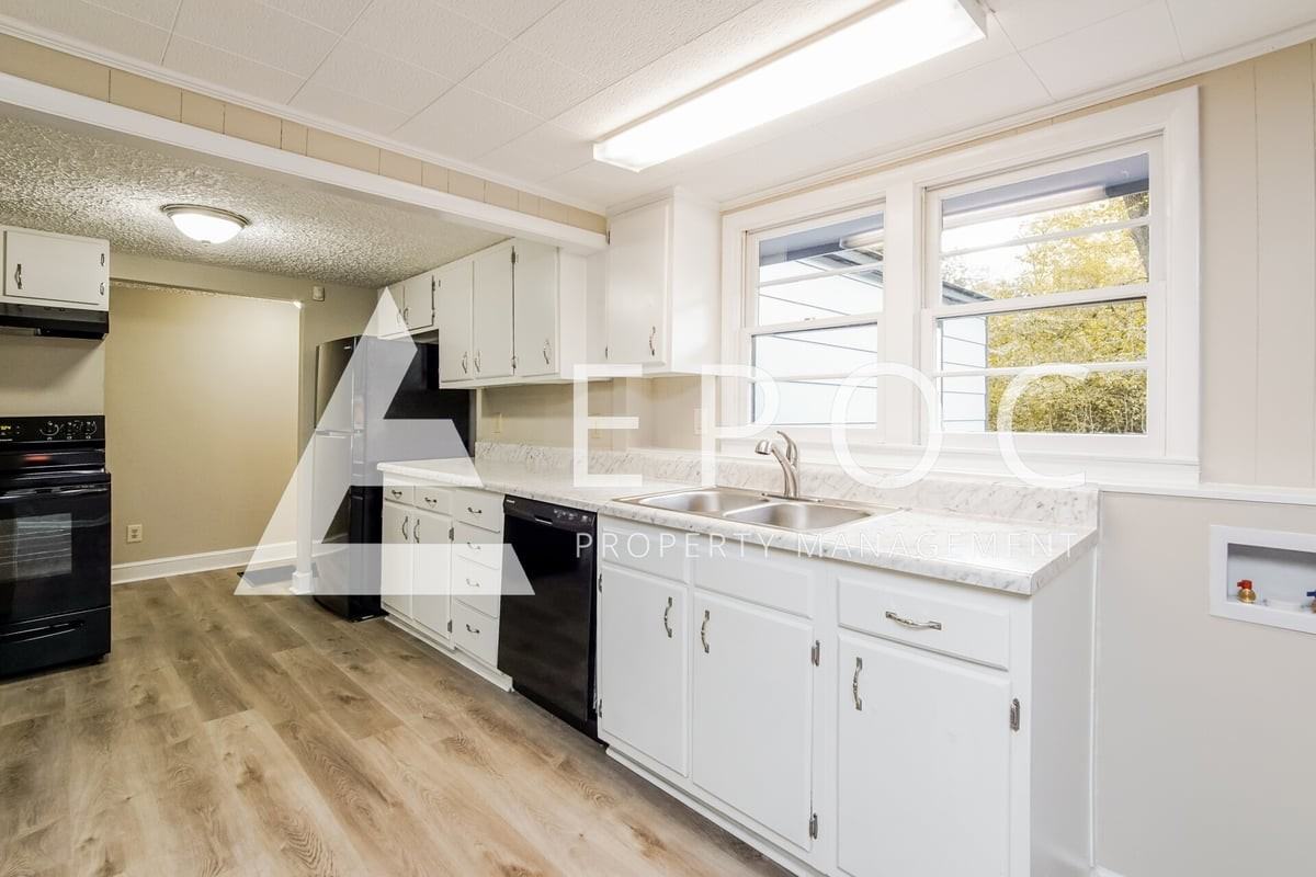 2248 Sharon St - Photo 3 of 15