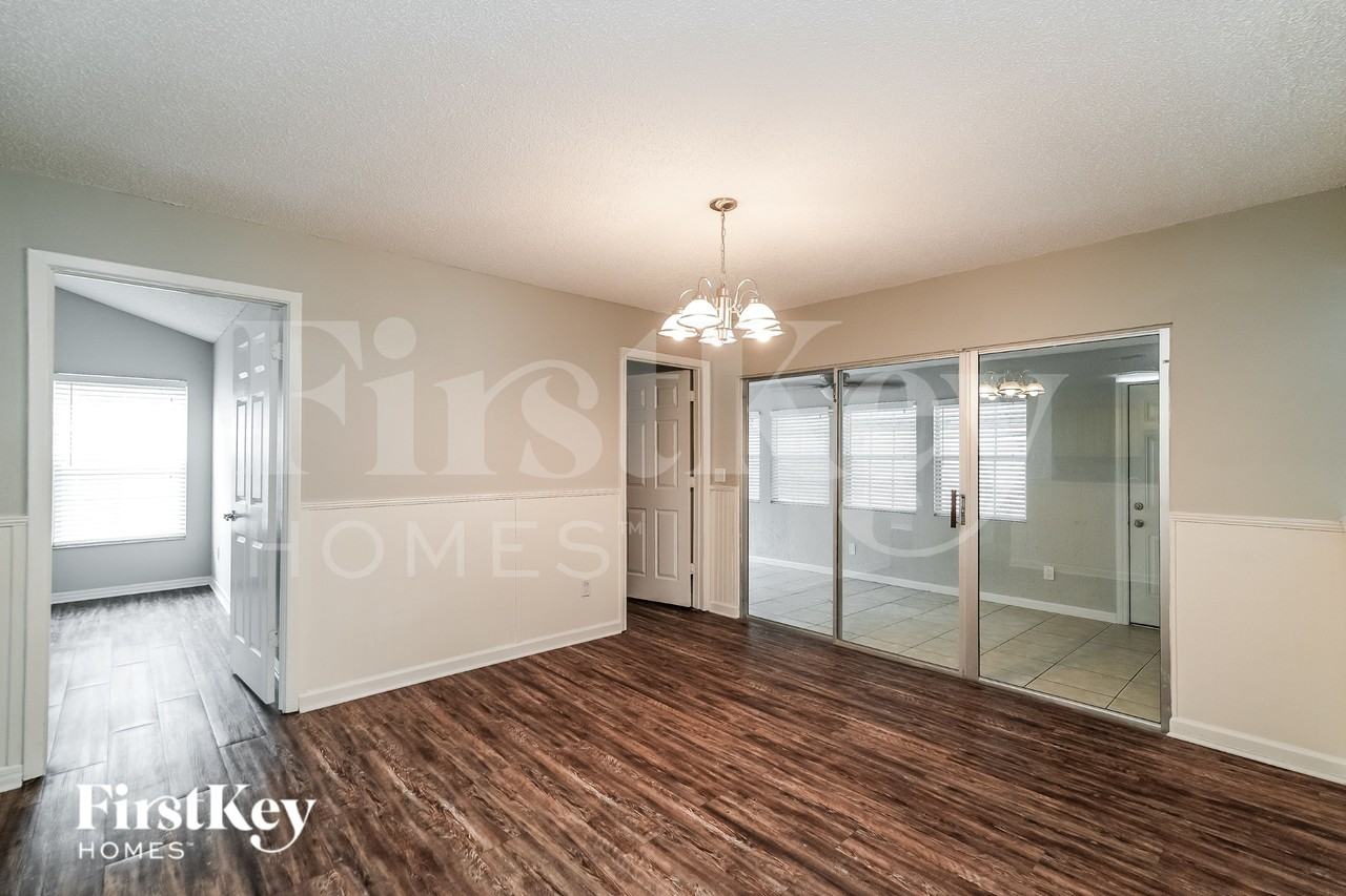 7027 Silvermill Dr - Photo 4 of 16
