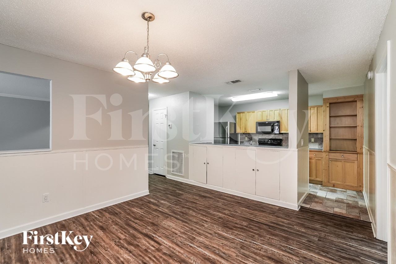 7027 Silvermill Dr - Photo 5 of 16
