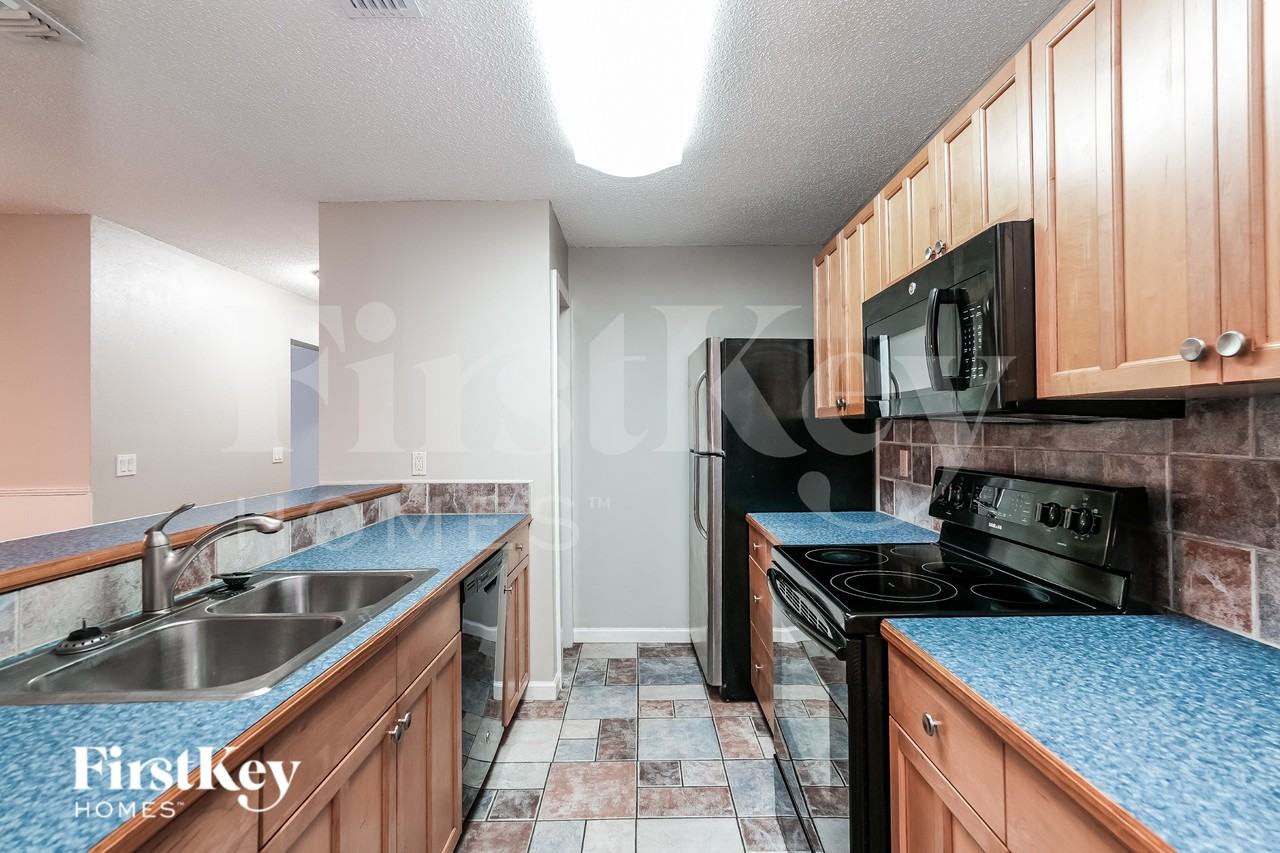 7027 Silvermill Dr - Photo 6 of 16