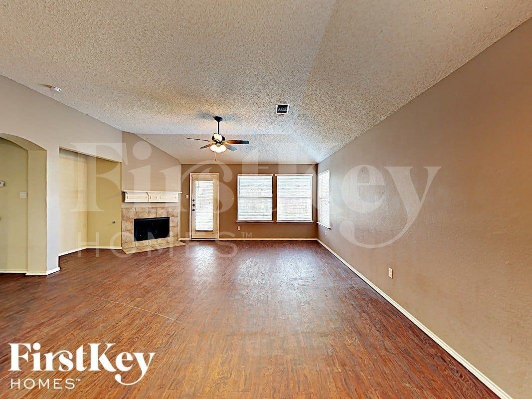 516 Pineview Ln - Photo 2 of 16
