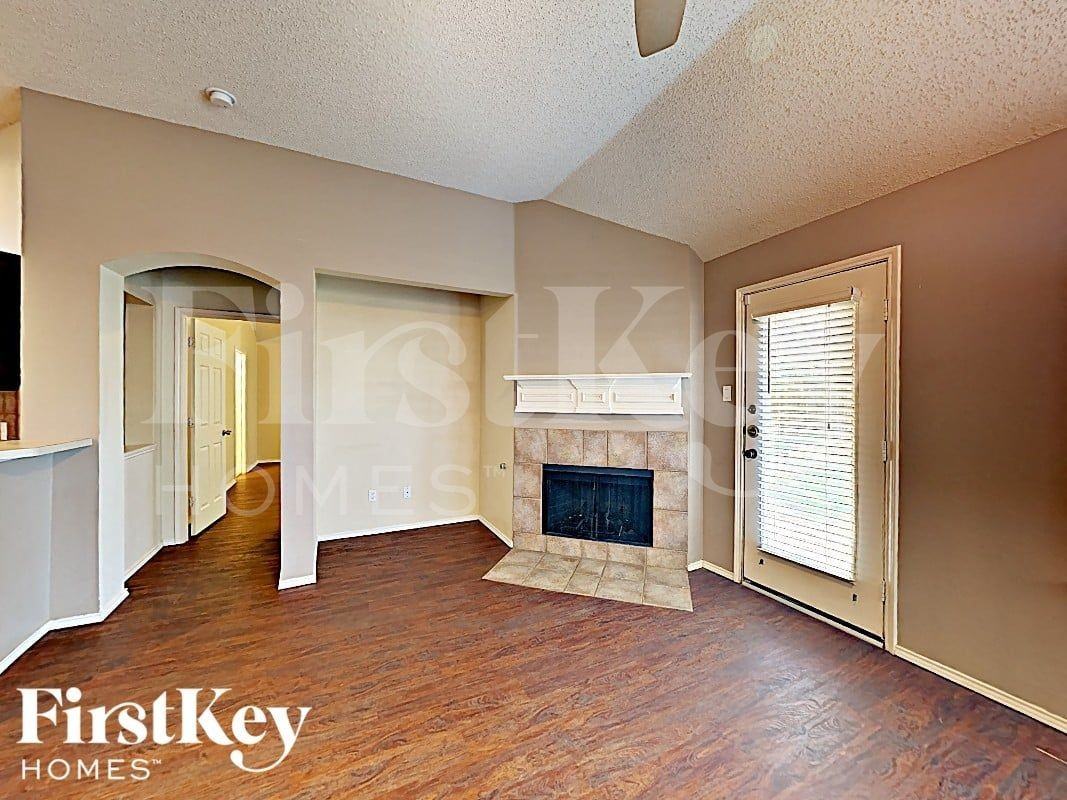 516 Pineview Ln - Photo 3 of 16
