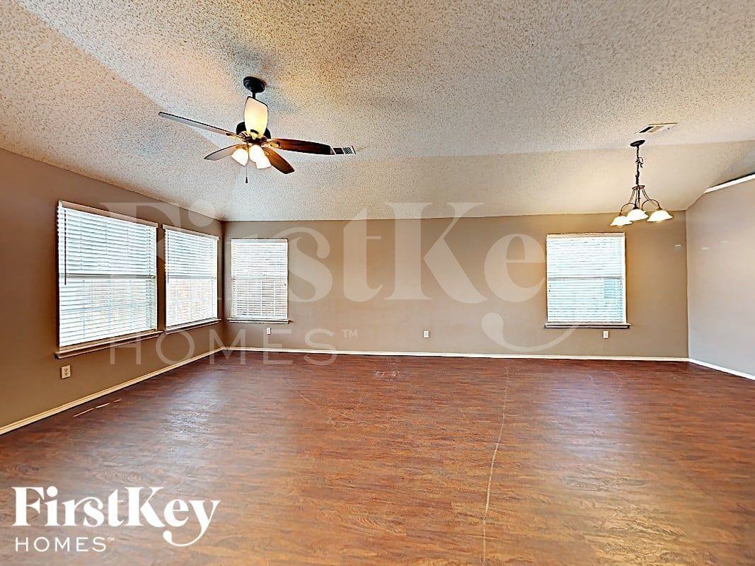 516 Pineview Ln - Photo 4 of 16