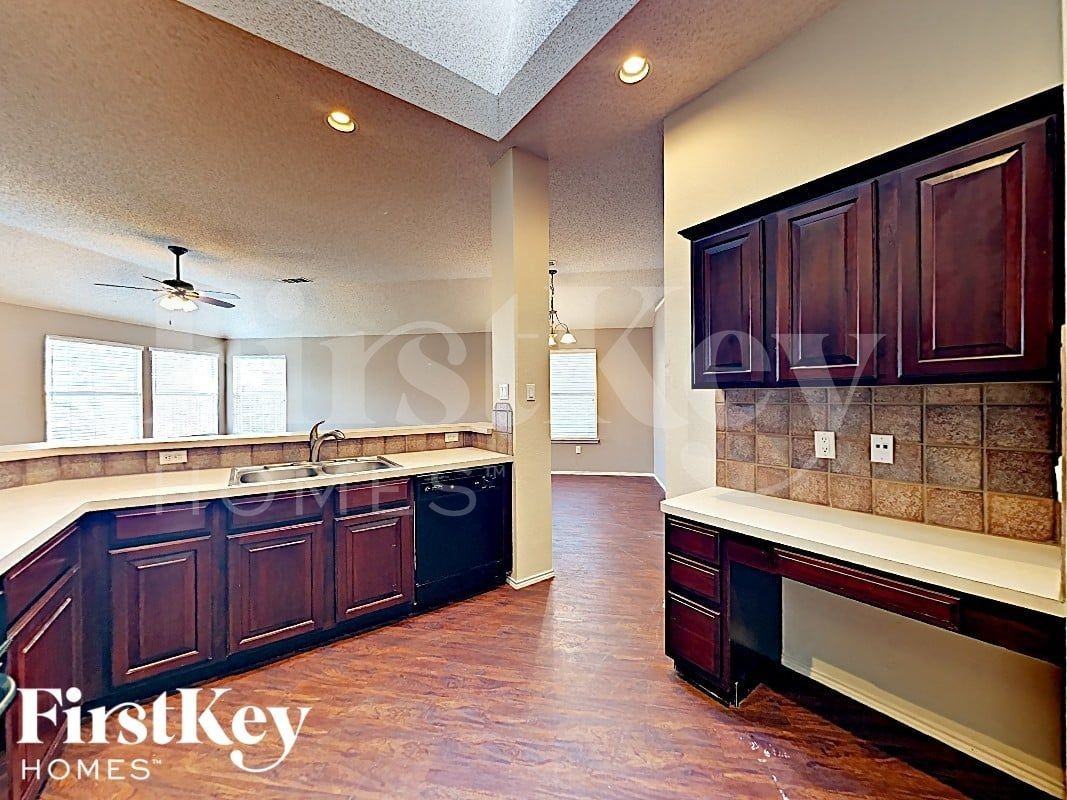 516 Pineview Ln - Photo 5 of 16