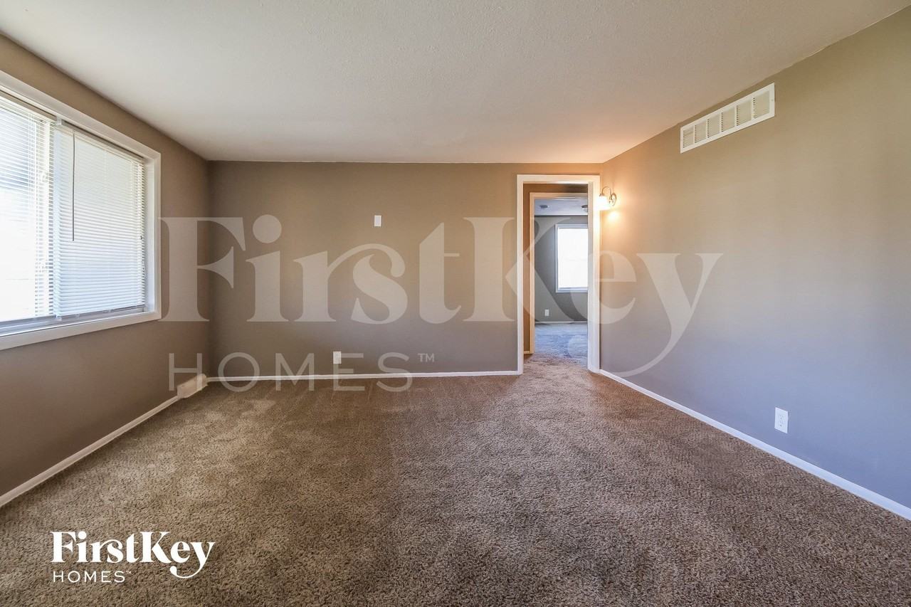 4819 Ne 45th Ter - Photo 2 of 14