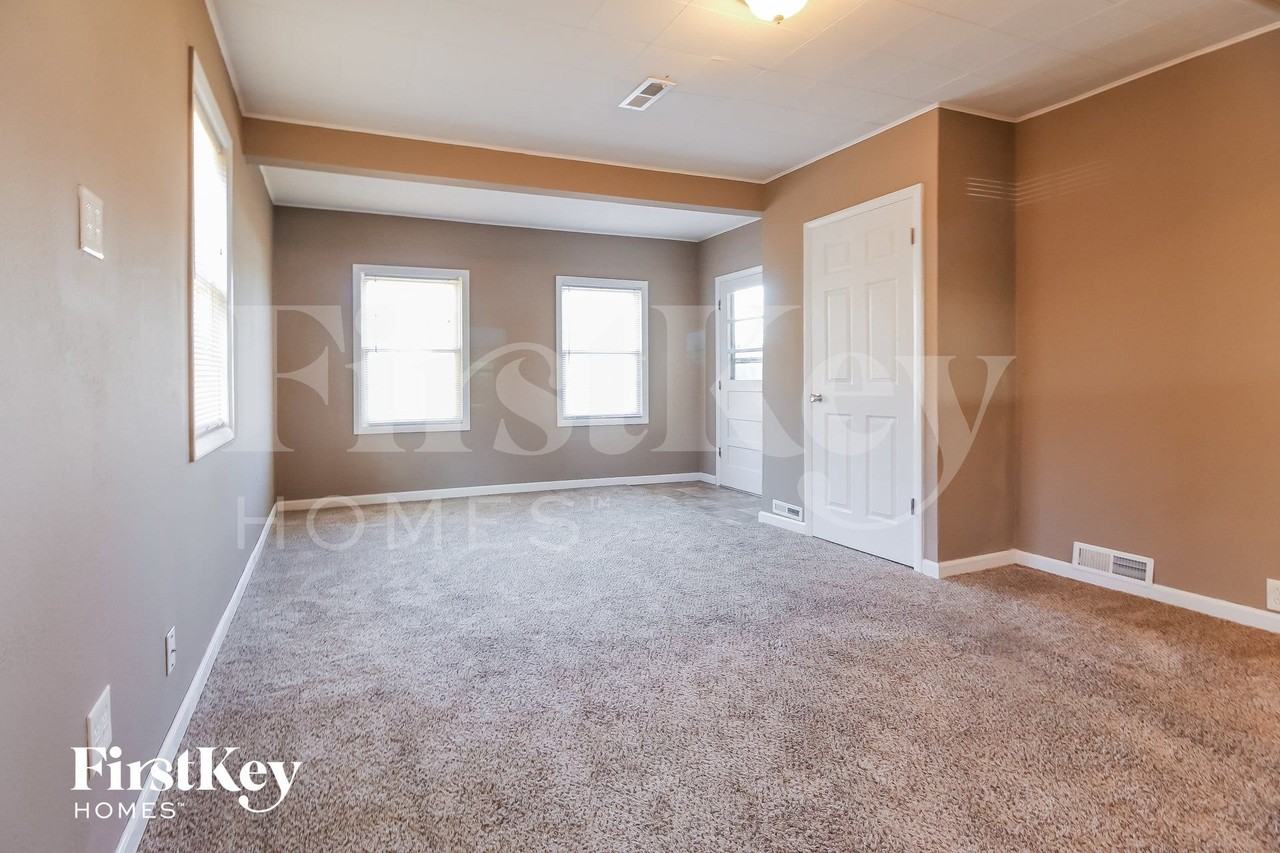 4819 Ne 45th Ter - Photo 3 of 14