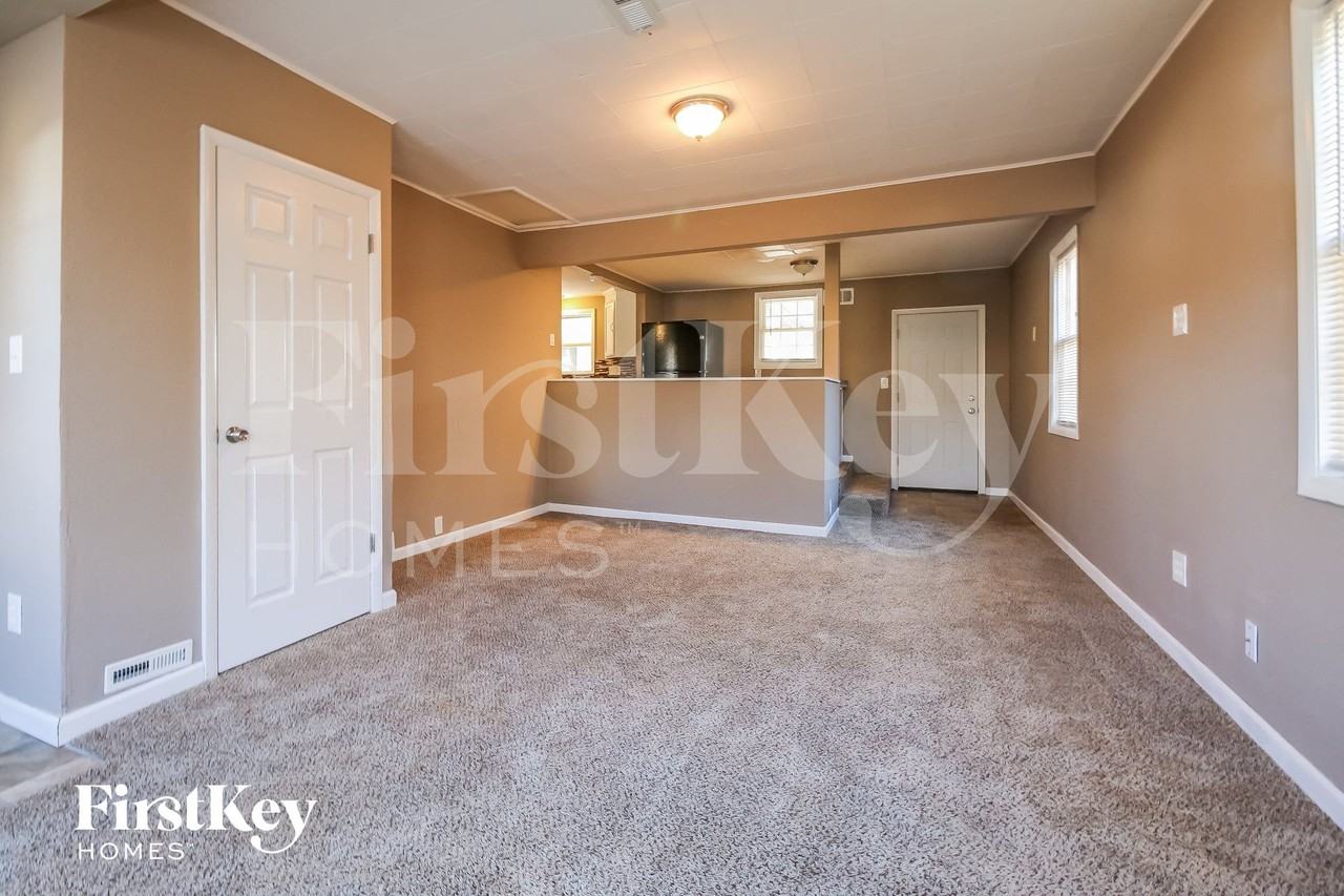 4819 Ne 45th Ter - Photo 4 of 14