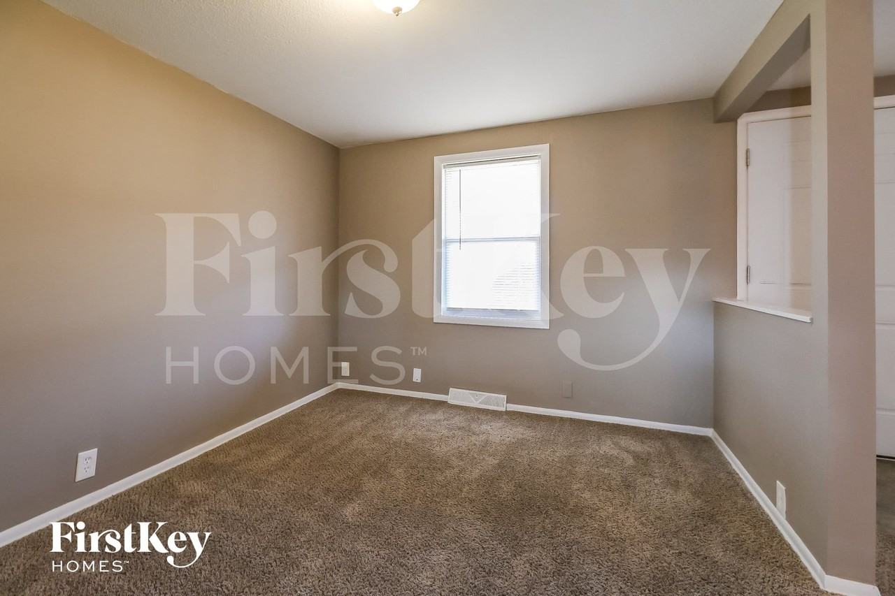 4819 Ne 45th Ter - Photo 5 of 14