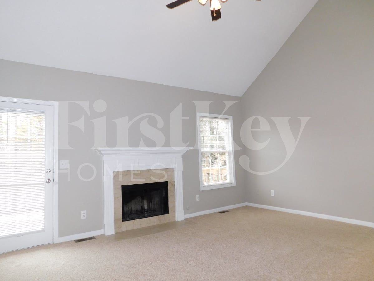 4040 Oglesby Rd - Photo 2 of 8