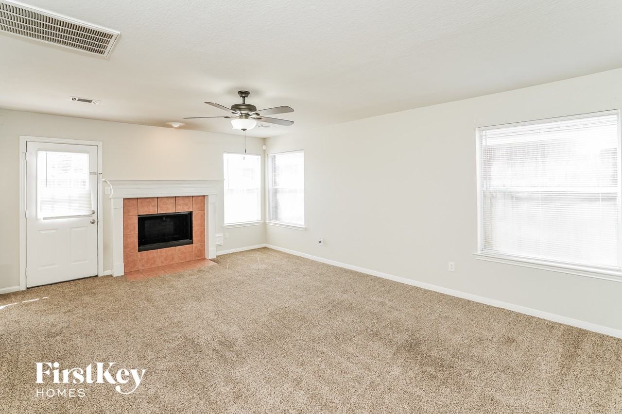 24027 Holleygate Ct - Photo 3 of 15