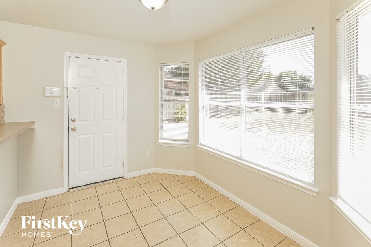 24027 Holleygate Ct - Photo 5 of 15
