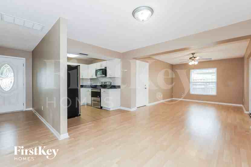 1827 Driftwood Cir S - Photo 4 of 17