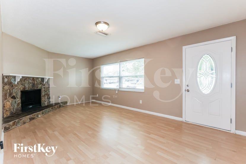 1827 Driftwood Cir S - Photo 5 of 17