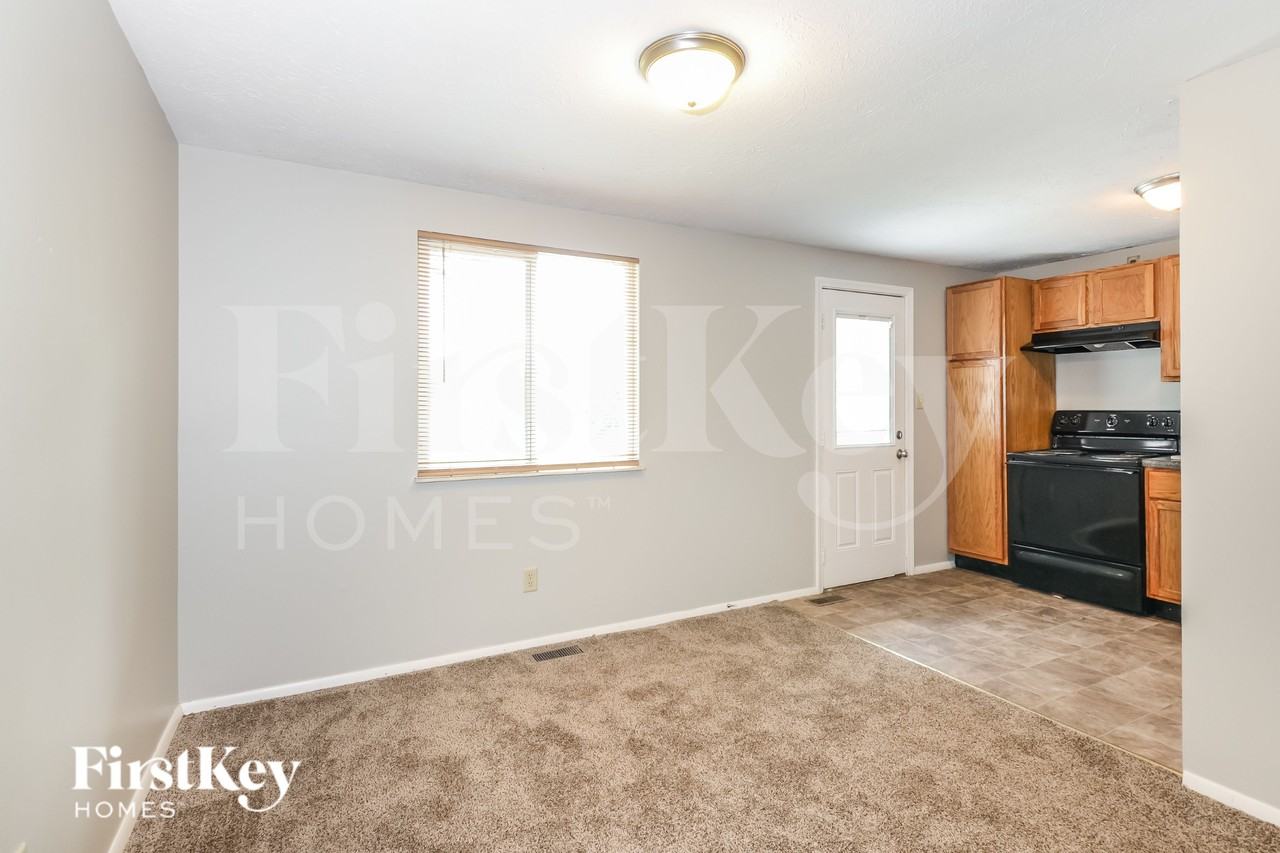 1511 Lansdowne Rd - Photo 5 of 16