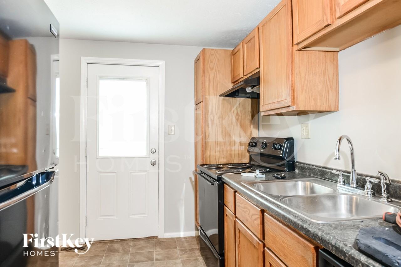 1511 Lansdowne Rd - Photo 7 of 16