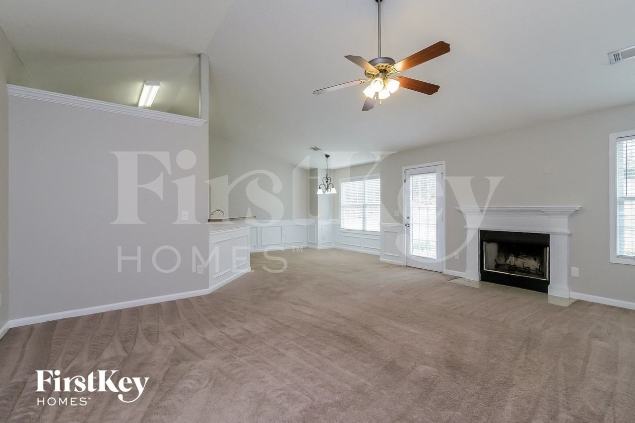 1130 Bradford Park Dr - Photo 3 of 14