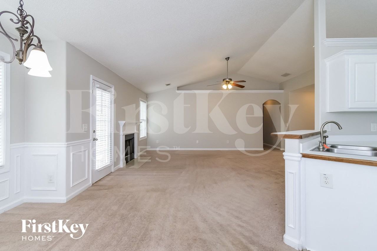 1130 Bradford Park Dr - Photo 5 of 14