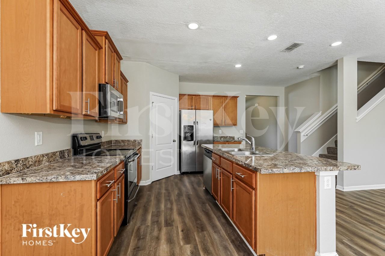 8058 Brothers Walk Ln - Photo 4 of 16
