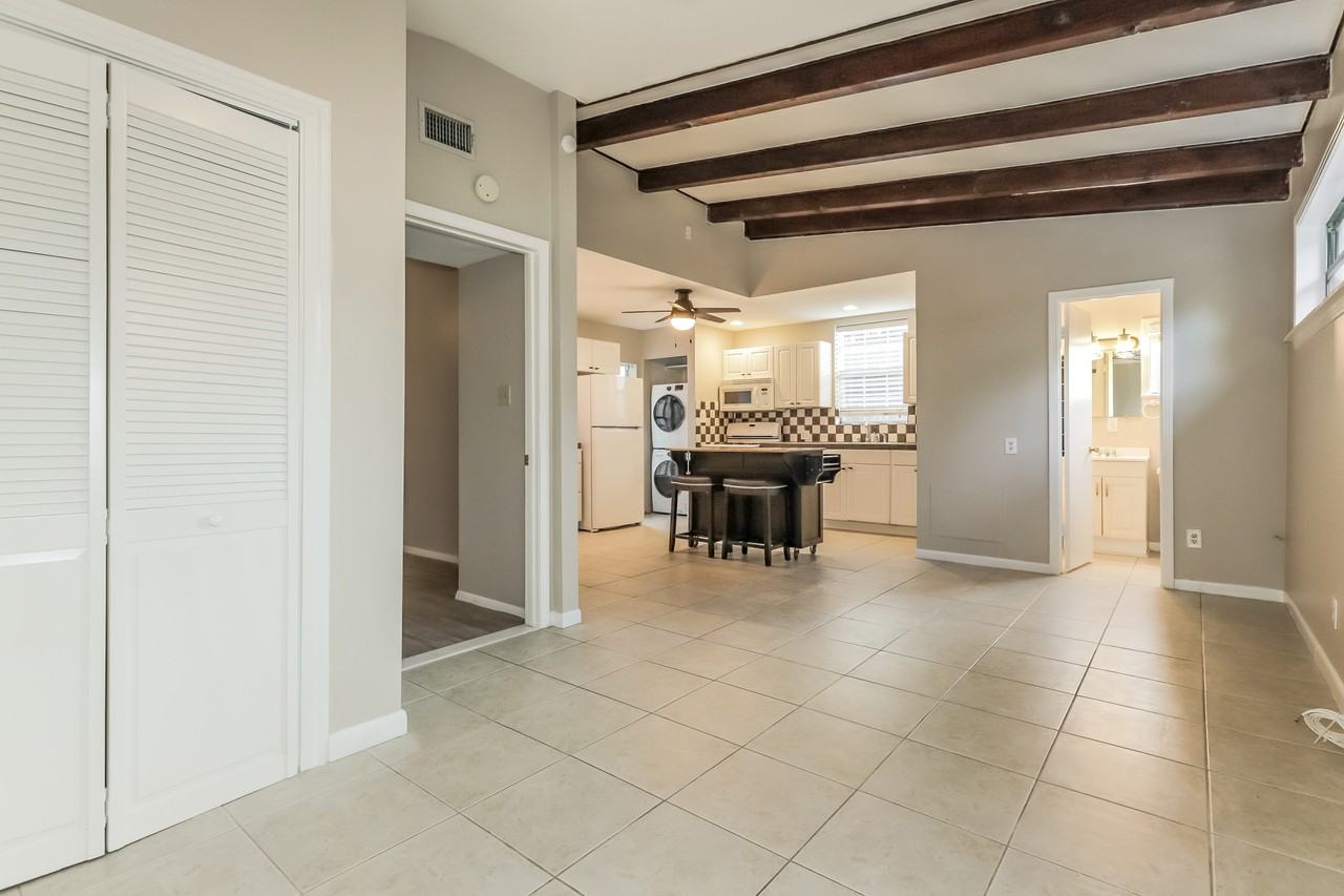 927 E Shadowlawn Ave #B - Photo 5 of 16