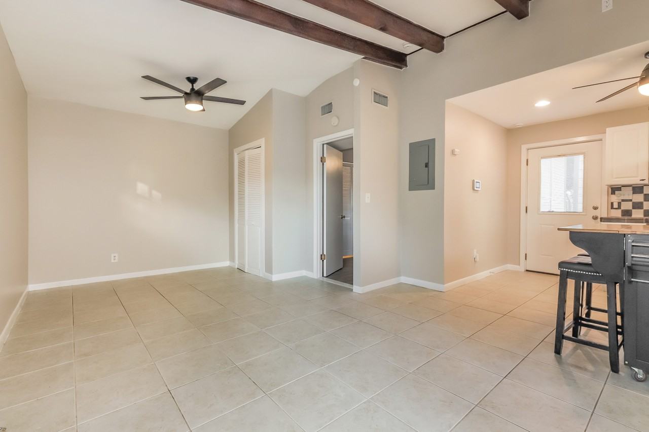 927 E Shadowlawn Ave #B - Photo 6 of 16